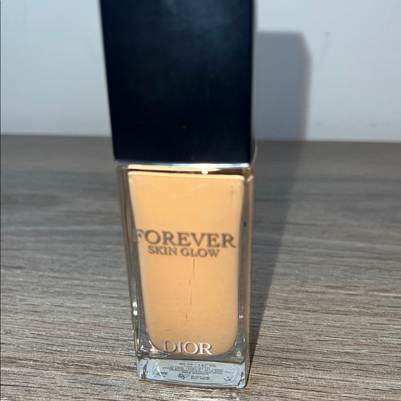 Dior Forever Skin Glow Foundation in 4W - Picture 1 of 1